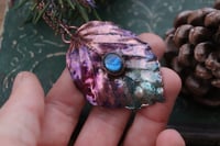 Image 2 of Vera foglia di faggio elettroformata in rame con patina viola e labradorite