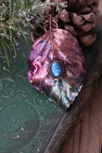 Image 3 of Vera foglia di faggio elettroformata in rame con patina viola e labradorite
