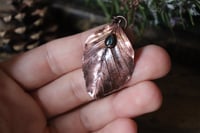 Image 1 of Vera foglia di faggio elettroformata in rame con patina ossidata e labradorite 