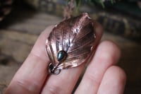 Image 2 of Vera foglia di faggio elettroformata in rame con patina ossidata e labradorite 