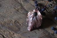 Image 4 of Vera foglia di faggio elettroformata in rame con patina ossidata e labradorite 