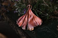 Image 1 of Vera foglia di ginkgo biloba elettroformata in rame con patina ossidata rossa