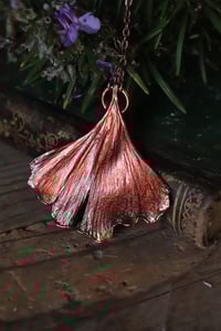 Image 4 of Vera foglia di ginkgo biloba elettroformata in rame con patina ossidata rossa