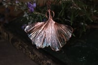 Image 2 of Vera foglia di ginkgo biloba elettroformata in rame con patina teal