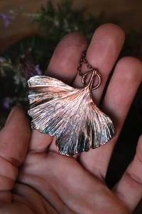 Image 4 of Vera foglia di ginkgo biloba elettroformata in rame con patina teal