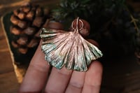 Image 2 of Vera foglia di ginkgo biloba elettroformata in rame con patina verde