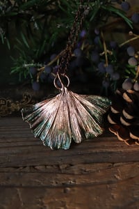 Image 3 of Vera foglia di ginkgo biloba elettroformata in rame con patina verde