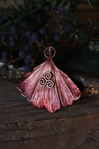 Image 1 of Vera foglia di ginkgo biloba elettroformata in rame con patina rossa e piccolo triskell.