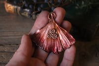 Image 2 of Vera foglia di ginkgo biloba elettroformata in rame con patina rossa e piccolo triskell.
