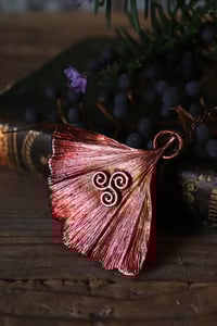 Image 3 of Vera foglia di ginkgo biloba elettroformata in rame con patina rossa e piccolo triskell.