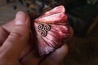 Image 4 of Vera foglia di ginkgo biloba elettroformata in rame con patina rossa e piccolo triskell.