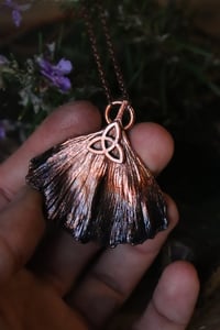 Image 2 of Vera foglia di ginkgo biloba elettroformata in rame con patina scura e nodo triquetra.