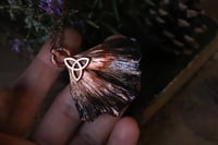 Image 3 of Vera foglia di ginkgo biloba elettroformata in rame con patina scura e nodo triquetra.