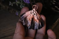 Image 4 of Vera foglia di ginkgo biloba elettroformata in rame con patina scura e nodo triquetra.