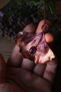 Image 2 of Vera foglia di ginkgo biloba elettroformata in rame con ametista e patina viola