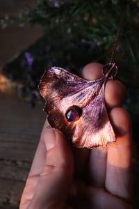 Image 1 of Vera foglia di ginkgo biloba elettroformata in rame con ametista e patina viola
