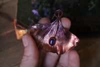 Image 3 of Vera foglia di ginkgo biloba elettroformata in rame con ametista e patina viola