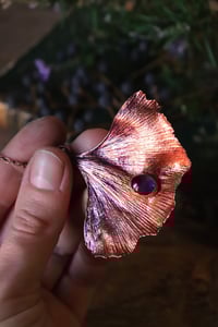 Image 4 of Vera foglia di ginkgo biloba elettroformata in rame con ametista e patina viola