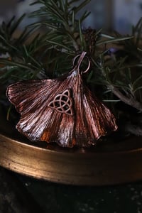 Image 2 of Vera foglia di ginkgo biloba elettroformata in rame con patina ossidata rossa e nodo triquetra.