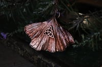 Image 3 of Vera foglia di ginkgo biloba elettroformata in rame con patina ossidata rossa e nodo triquetra.