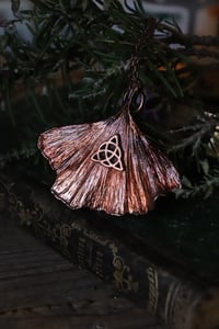 Image 1 of Vera foglia di ginkgo biloba elettroformata in rame con patina ossidata rossa e nodo triquetra.