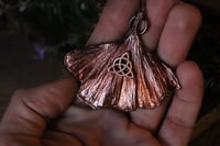 Image 4 of Vera foglia di ginkgo biloba elettroformata in rame con patina ossidata rossa e nodo triquetra.