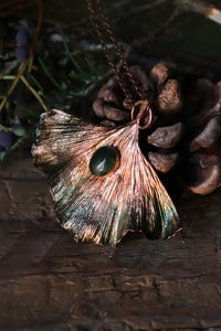 Image 1 of Vera foglia di ginkgo biloba elettroformata in rame con agata muschiata e patina verde