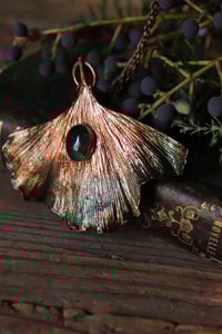 Image 2 of Vera foglia di ginkgo biloba elettroformata in rame con agata muschiata e patina verde