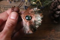 Image 3 of Vera foglia di ginkgo biloba elettroformata in rame con agata muschiata e patina verde