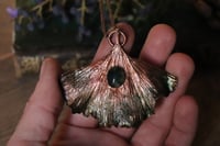 Image 4 of Vera foglia di ginkgo biloba elettroformata in rame con agata muschiata e patina verde