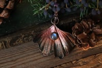 Image 1 of Vera foglia di ginkgo biloba elettroformata in rame con labradorite e patina verde