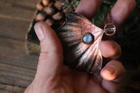 Image 2 of Vera foglia di ginkgo biloba elettroformata in rame con labradorite e patina verde