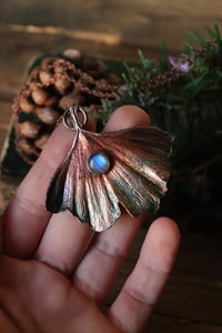 Image 3 of Vera foglia di ginkgo biloba elettroformata in rame con labradorite e patina verde