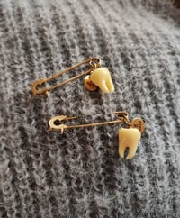 Image 3 of Dente 🦷✨ - La Chiusura, La Spilla e Il Mono orecchino 