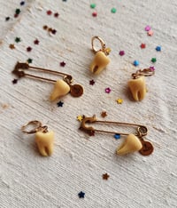 Image 4 of Dente 🦷✨ - La Chiusura, La Spilla e Il Mono orecchino 