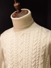 Image 2 of Maglione Dolcevita Treccia Lana Merino Extrafine Panna