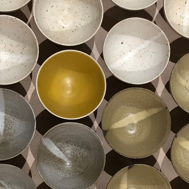 Bols en grès couleurs variées 