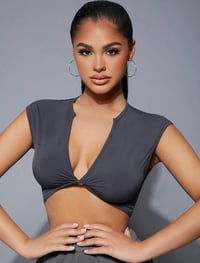 Image 1 of SKYNLYDRESS - Top d'été de concert à décolleté plongeant avec torsion à l'avant