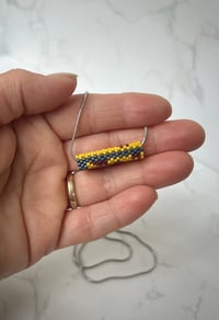 Image 2 of Cilindro Yellow Red Wine Blueish