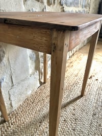 Image 12 of Petite table en bois ancienne 
