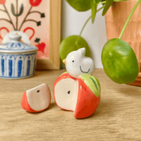 Image 2 of mini canard sur la pomme