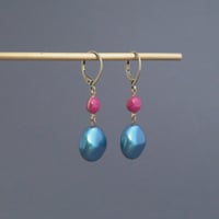Image 2 of Boucles d'oreilles pendantes bordeaux perles vert foncé 