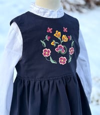 Image 16 of Festkjole med bunadsbroderi