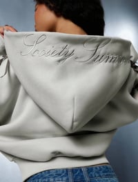 Image 2 of SKYNLYDRESS - Sweat-shirt à capuche court d'été Society avec manches à nœud