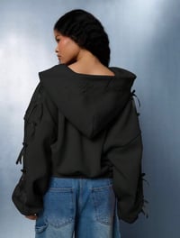 Image 6 of SKYNLYDRESS - Sweat-shirt à capuche court d'été Society avec manches à nœud