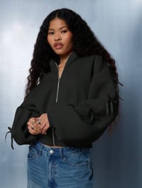 Image 5 of SKYNLYDRESS - Sweat-shirt à capuche court d'été Society avec manches à nœud