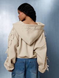 Image 12 of SKYNLYDRESS - Sweat-shirt à capuche court d'été Society avec manches à nœud