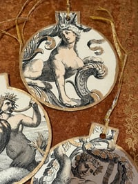 Image 2 of 7 »boules » de Noël « sphinges »