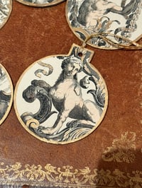 Image 1 of 7 »boules » de Noël « sphinges »