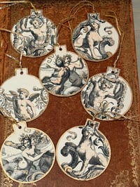 Image 4 of 7 »boules » de Noël « sphinges »